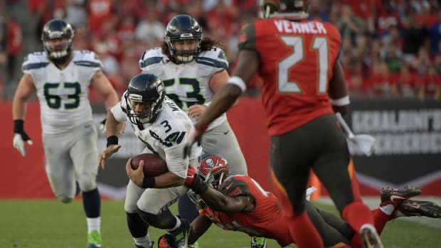 russell-wilson-seattle-seahawks-lavonte-david-buccaneers.jpg